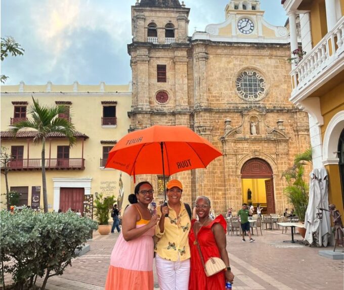 Cartagena: Private Walking Tour Historic Center & Getsemaní - Navigating Cartagenas Neighborhoods