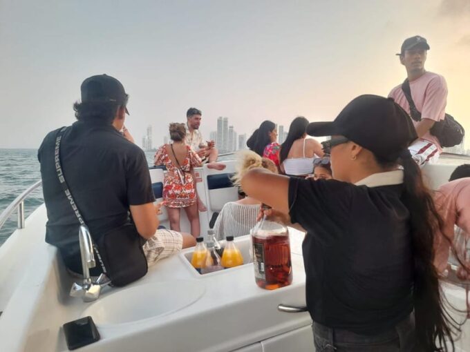 Cartagena: Sunset Boat Plan With 3 Hours Open Bar From 5-8pm! - Getting to the Starting Point