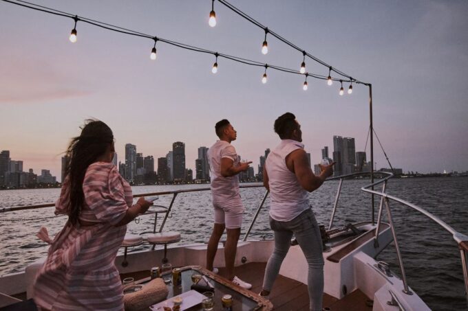 Cartagena: Sunset Cruise With Open Bar - Dress Code Suggestions