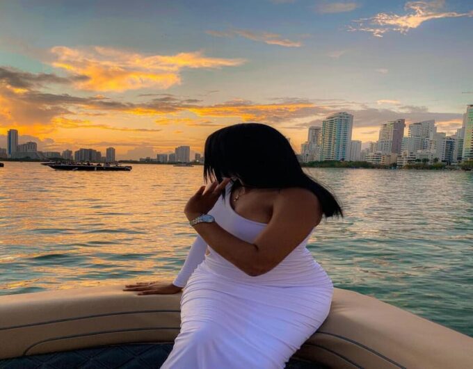 Cartagena: Sunset or Night Plan on the Bay With Open Bar! - Nightclub Visit