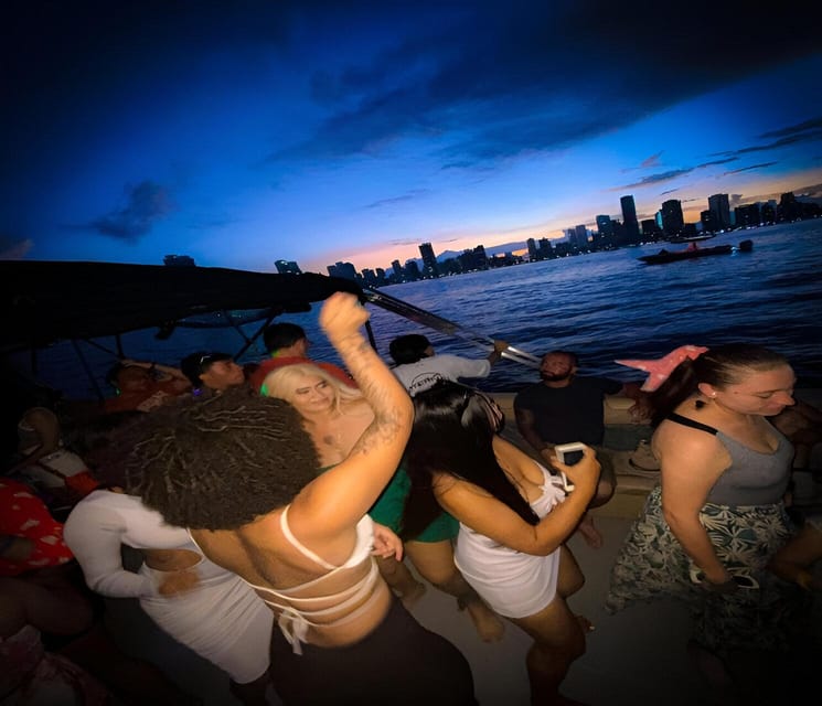 Cartagena: Sunset or Nightplan on Dubai Boat With Open Bar! - Experience Details