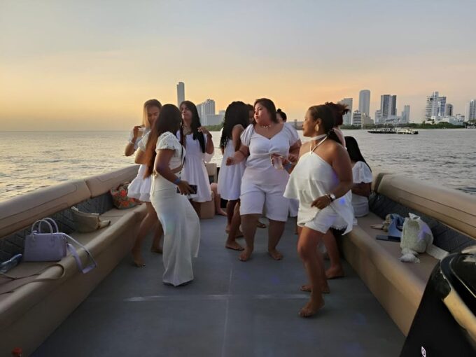 Cartagena: Sunset or Nightplan on Dubai Boat With Open Bar! - Location and Dock