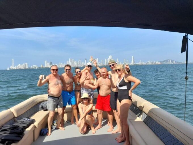 Cartagena: Sunsetplan on Yacht With Open Bar and DJ on Board - Onboard Entertainment