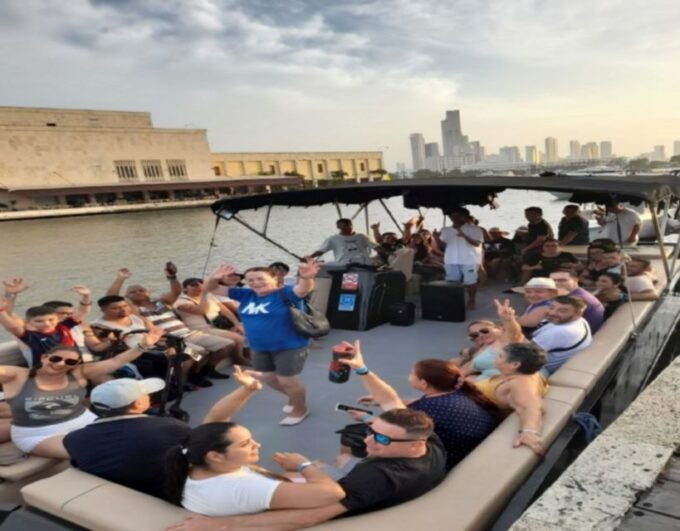 Cartagena: Sunsetplan on Yacht With Open Bar and DJ on Board - Frequently Asked Questions