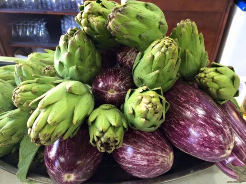 Cartagena: Traditional Market Tour and Tasting - Meeting the Guide