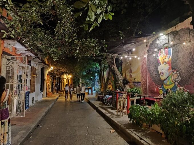 Cartagena: Walled City and Getsemani Shared Walking Tour - Exploring the Walled City
