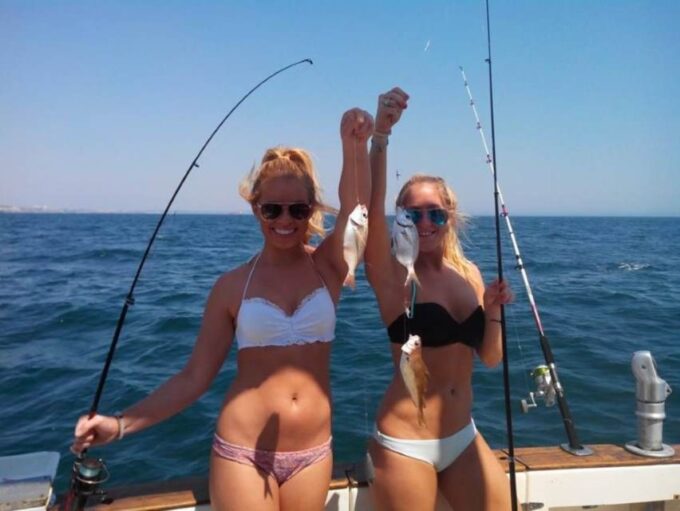 Cascais: Family Fishing With Welcome Drinks - Group Size and Duration