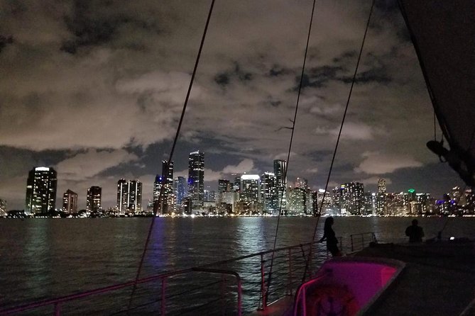 Castaway the Day: Miami Sunset Sail With Champagne - Onboard Amenities and Entertainment