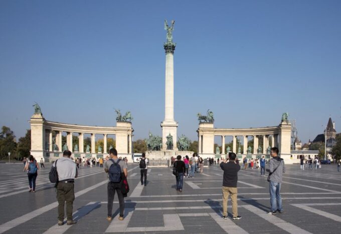 Castle District & Pest Driving Tour With Danube River Cruise - Cruising the Danube River