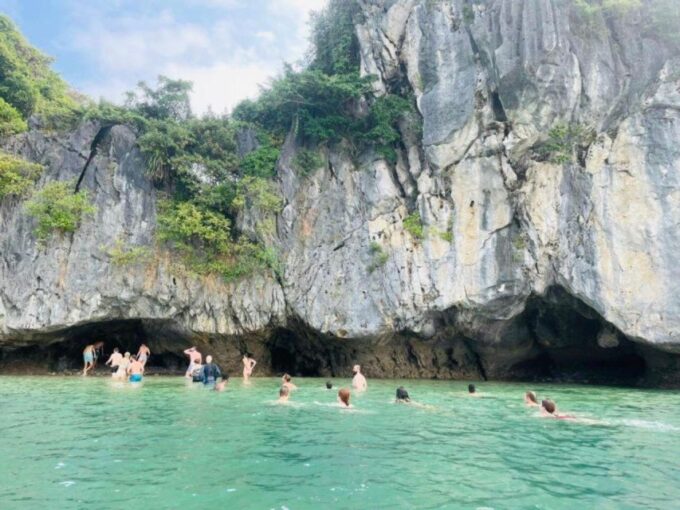 Cat Ba Island: Transfer to or From Ninh Binh in a Daily Bus - Confirmation and Communication