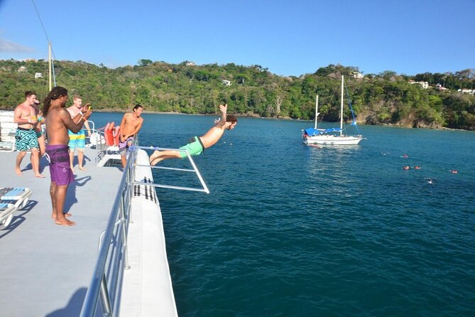 Catamaran Ocean King Manuel Antonio - Accessibility and Dietary Options