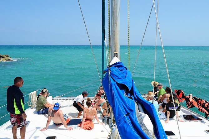 Catamaran Sail and Snorkeling Tour With Open Bar in Puerto Morelos - Boat Capacity and Traveler Experience