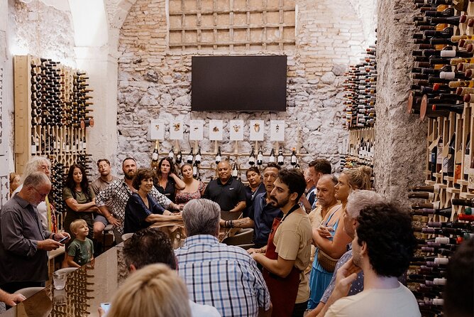 Catania: Wine Tasting in a Metropolitan Market - Navigating the Lively Market Environment