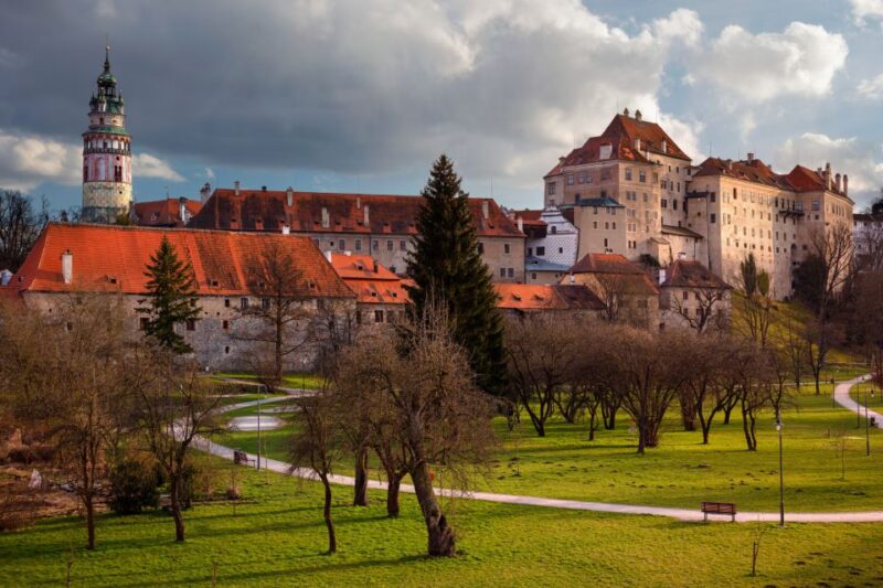 Cesky Krumlov: First Discovery Walk and Reading Walking Tour - Tour Route and Key Attractions
