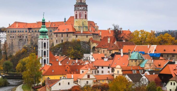 Cesky Krumlov: First Discovery Walk and Reading Walking Tour - Historic Churches and Monuments