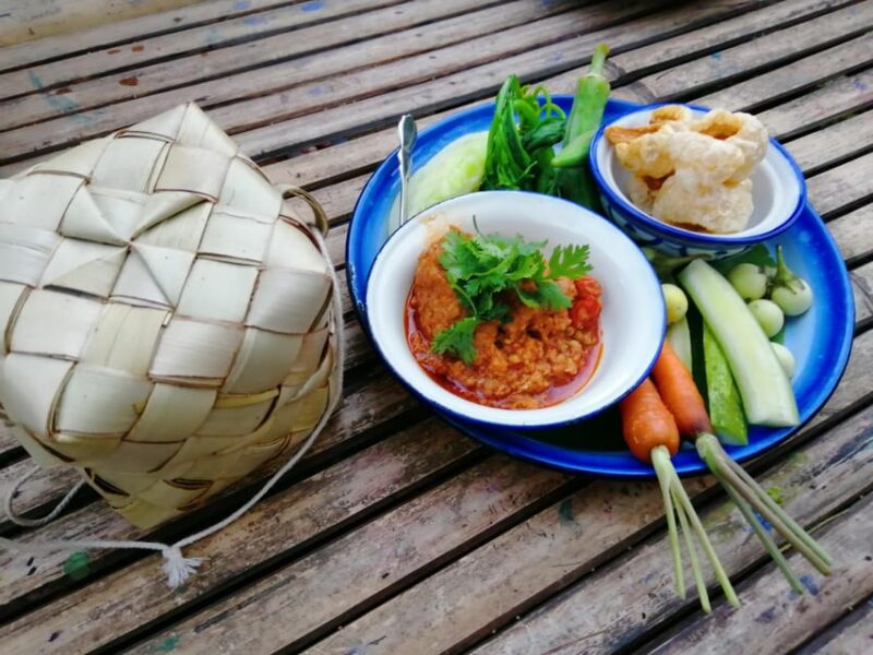 Chaing Mai : Cooking in Organic Farm With a Local Train Trip - Sightseeing at Chama Dhevi Monument