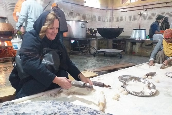 Chandni Chowk Old Delhi Food Tour With Spice Market - Savoring the Spices at the Spice Market