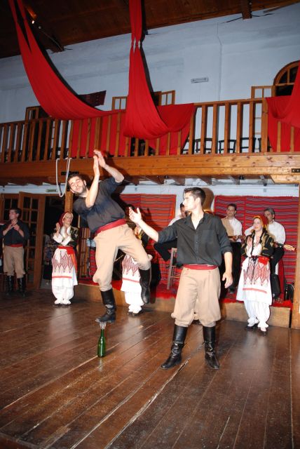 Chania: Cretan Folklore Night With Buffet and Transfer - Key Points