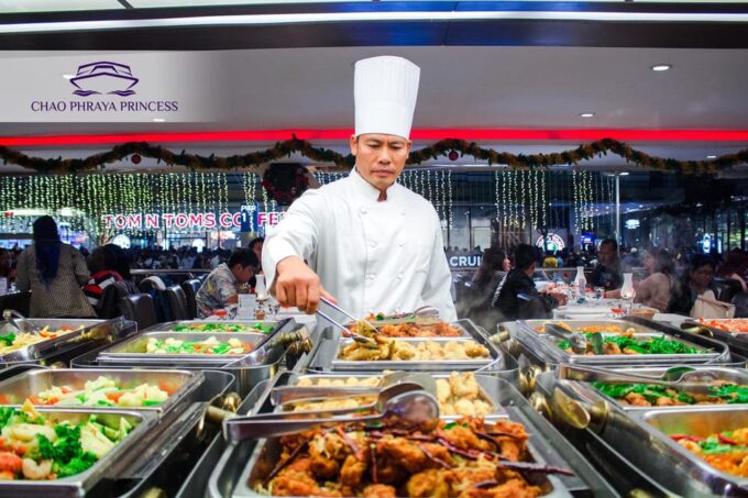 Chao Phraya Dinner Cruise With Private Transportation - Entertainment and Ambiance