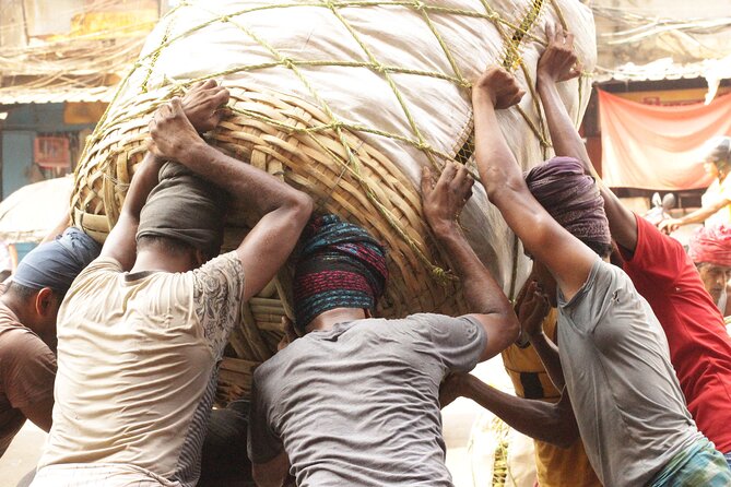 Chasing The Sun Experience Kolkatas Culture - Navigating Kolkatas Vibrant Marketplaces