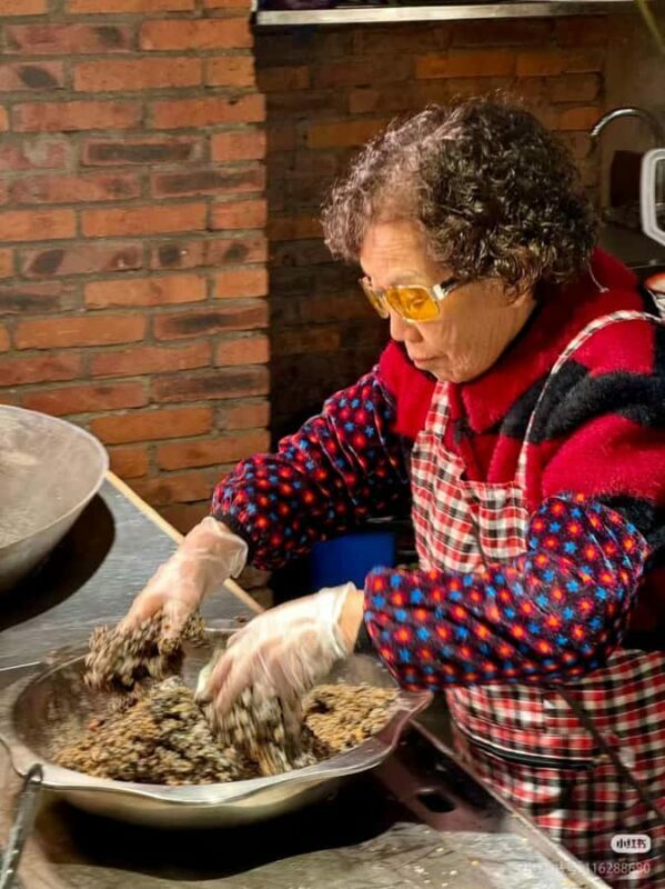 Chengdu Food & Blessings Tour: Market Bites & Temple Fortune - An In-Depth Look at the Tour
