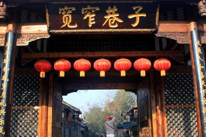 Chengdu Panda Tour and Local Culture Experience - Navigating the Bustling City