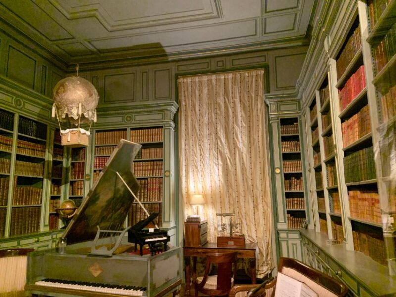 Cheverny : the 17TH Century Chateau of the Loire Valley - Impressive Chateau and Gardens