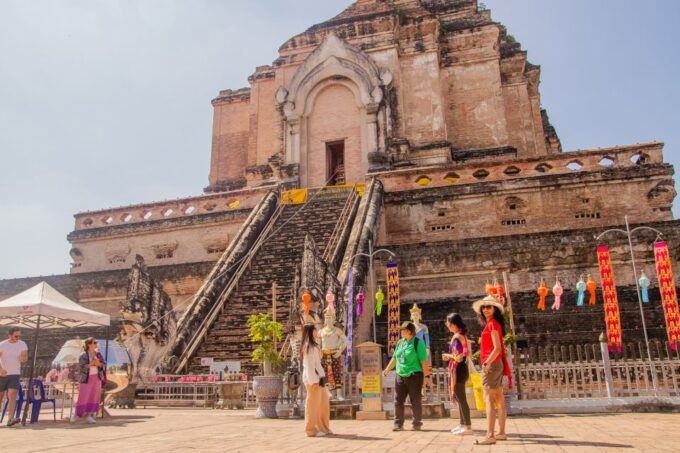 Chiang Mai: 3 Hour Old City and Temples Guided Walking Tour - Wat Phra Singh Highlights