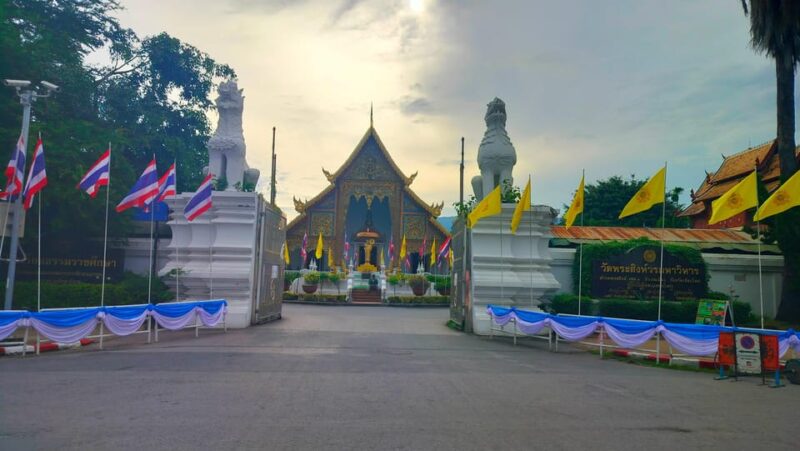 Chiang Mai: Chiang Mai Old City Twilight Walking Tour - Discovering Wat Phra Singh