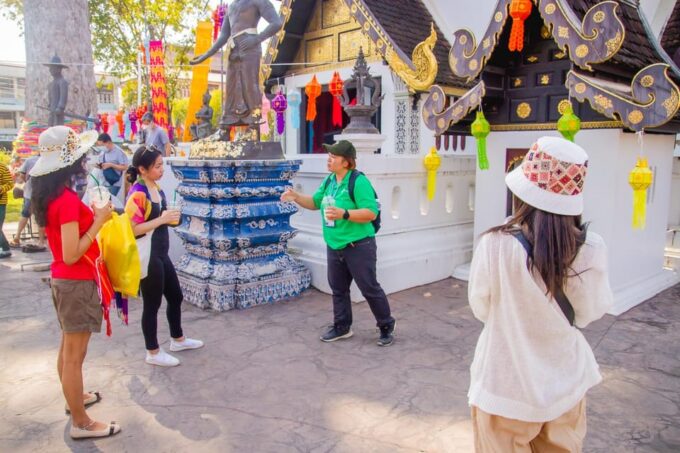 Chiang Mai: Chiang Mai Old City Twilight Walking Tour - Visiting the Three Kings Monument