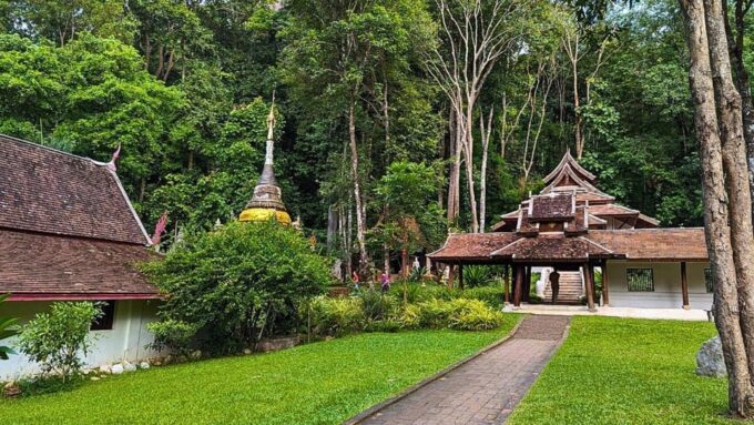 Chiang Mai: Doi Suthep and Wat Pha Lat Temple Evening Tour - Evening Rituals and Thai Buddhism