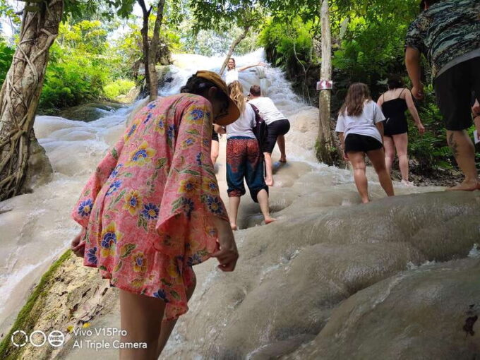 Chiang Mai: Elephants, Sticky Waterfalls, Market and Temple - Discovering Wat Banden Temple