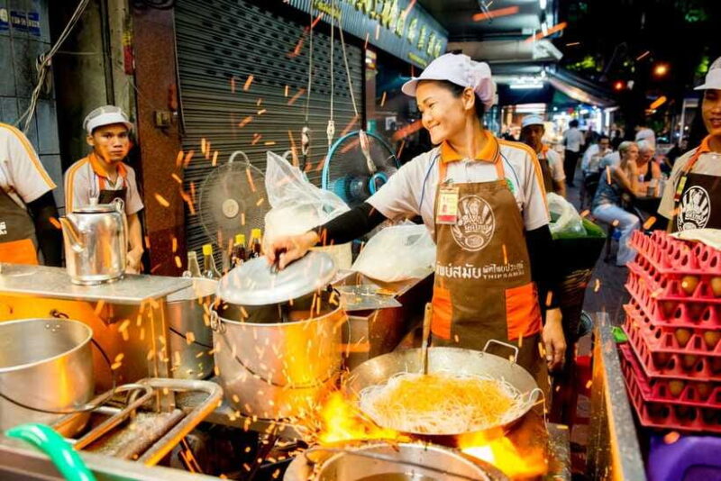 Chiang Mai: Evening Sightseeing and Local Food Guided Tour - Key Points