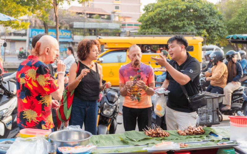 Chiang Mai: Evening Sightseeing and Local Food Guided Tour - Tour Logistics