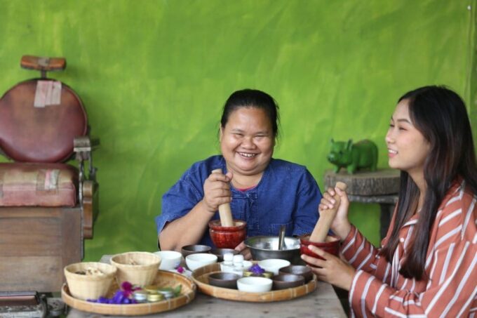 Chiang Mai: Making Herbal Ball And Inhaler - Instructor and Languages