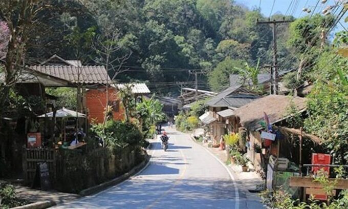 Chiang Mai: Minivan Rental With Driver to Doi Mae Kam Pong - San Kamphaeng Hot Springs