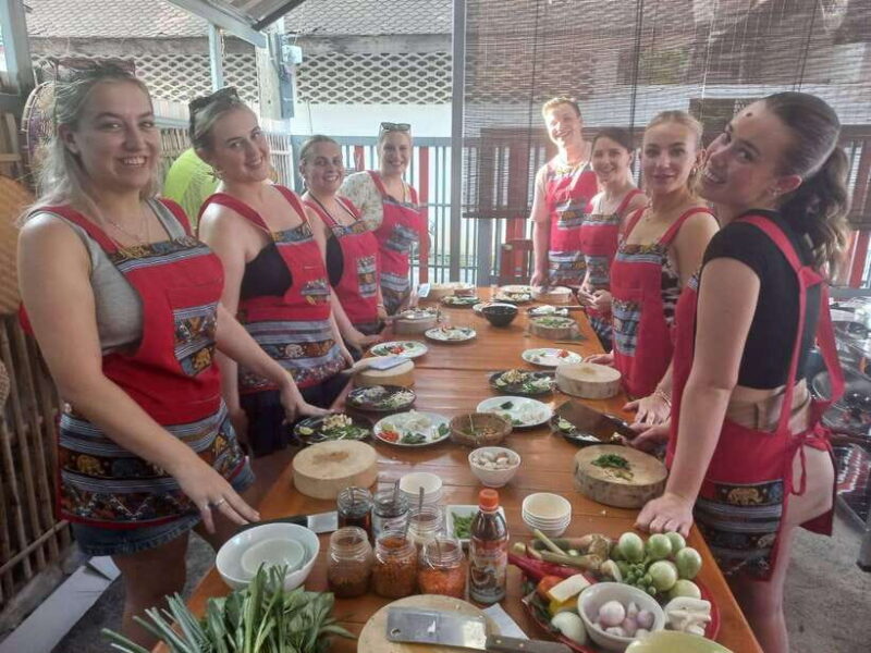 Chiang Mai: Small Group Thai Cooking Class With Market Tour - Key Points