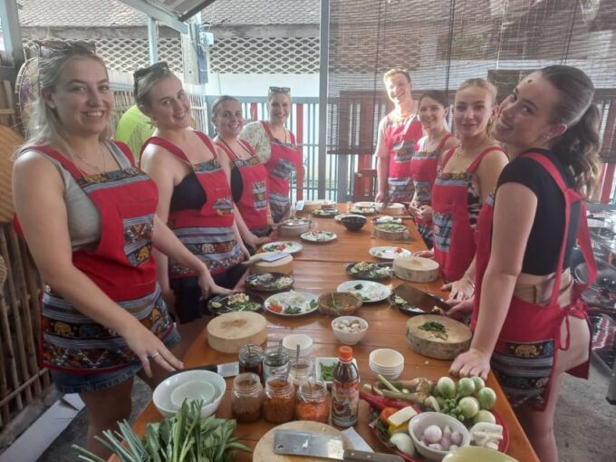 Chiang Mai: Small Group Thai Cooking Class With Market Tour - What to Wear and Bring
