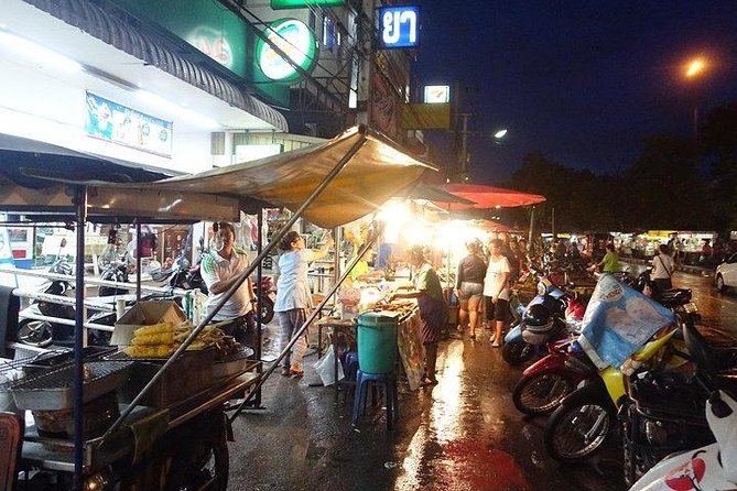 Chiang Mai Street Eat at Night - Exploring Wat Chedi Luang