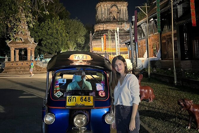 Chiang Mai Temples and Market Tuk-Tuk Evening Night Tour - Visiting Chiang Mai Temples