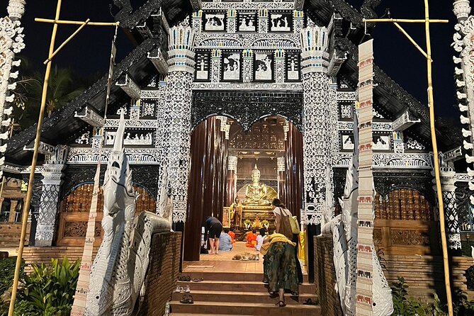 Chiang Mai Temples and Market Tuk-Tuk Evening Night Tour - English-Speaking Tour Guide