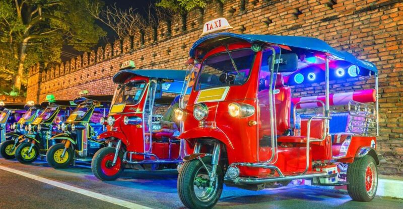 Chiang Mai: Temples and Street Food Night Tour by Tuk Tuk - Itinerary and Highlights