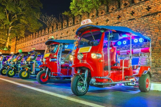 Chiang Mai: Temples and Street Food Night Tour by Tuk Tuk - Group Size and Family-Friendliness