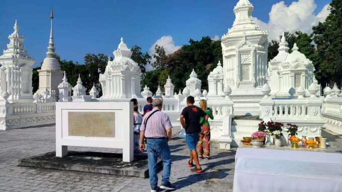 Chiang Mai: Tuk-Tuk Evening Tour With Temples & Street Foods - About the Guides
