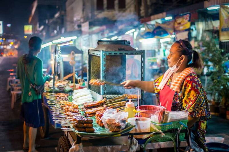 Chiang Mai's Highlights: Sightseeing Night Bike Tour - Illuminated Temples and Chanting Monks