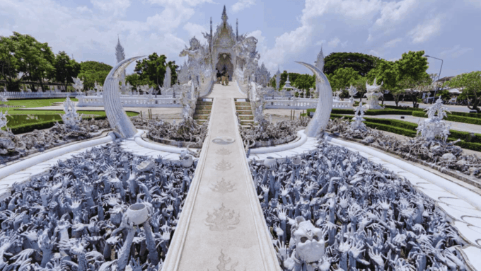 Chiang Rai 3 Temples (White/Blue/Red) + Long Neck Village - Visiting the Red Temple