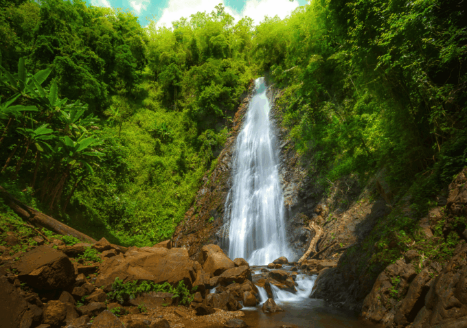 Chiang Rai: Temples, Waterfalls, Golden Triangle Guided Tour - Tour Itinerary and Highlights