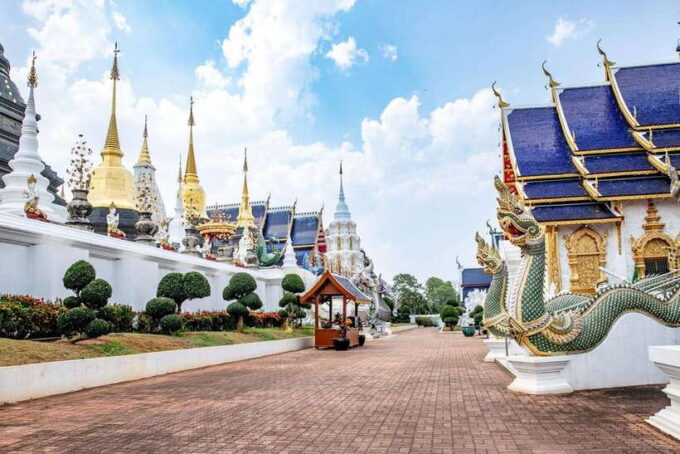 Chiangma: Wat Ban Den, Blue Temple & Sticky Waterfall. - Exploring Wat Ban Den Temple