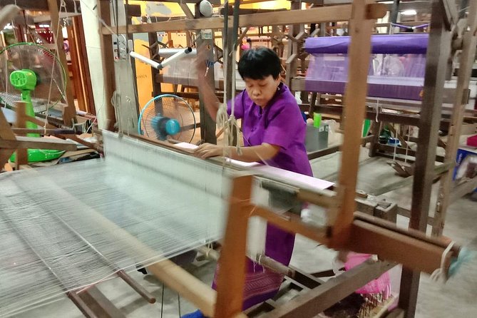 Chiangmai City Tours - Discovering Sankampaeng Village