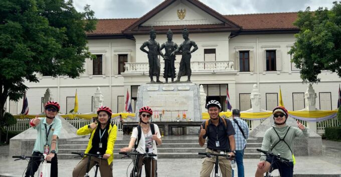 Chiangmai: Historical and Cultural Exploration Bike Tour - Vibrant Atmosphere of the Markets